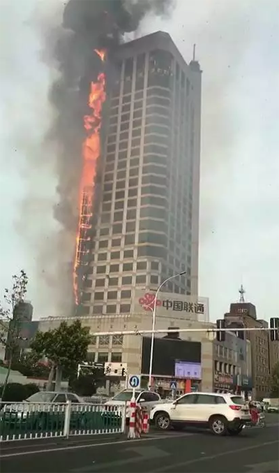 山東濰坊聯(lián)通大廈著火
